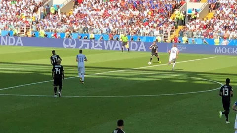 詹姆斯超越科比得分纪录，激起球迷热议