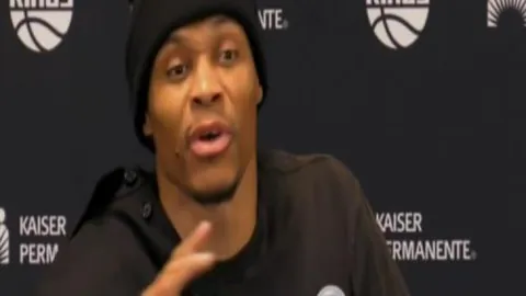 新疆附加赛首胜轻松进八强，12强赛八强争夺尘埃落定，疆辽巅峰对决备受关注，赵睿或有决定性贡献。